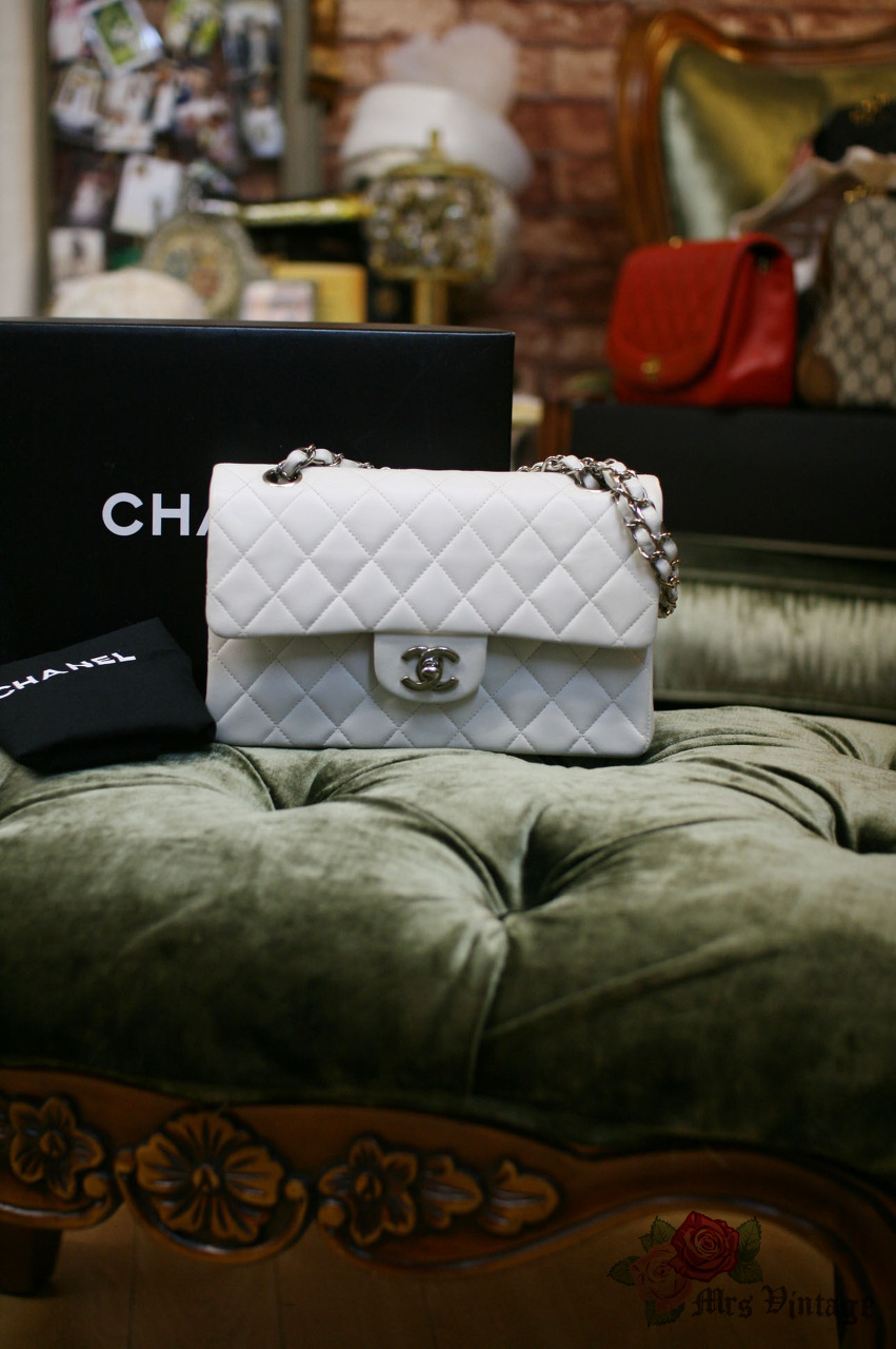 Pre Own Chanel White Classic Flap Purse 2.55 23 cm Wide - Mrs