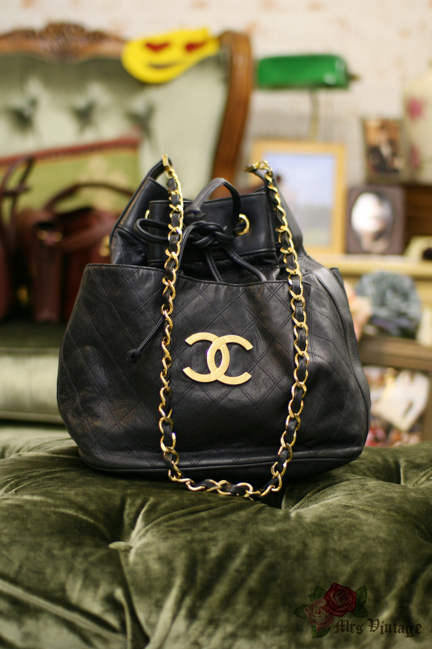 Vintage CHANEL black lamb leather large, jumbo shoulder bag with a