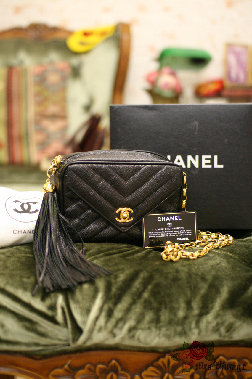 Lot - CHANEL VINTAGE QUILTED LAMBSKIN TASSEL CAMERA BAG