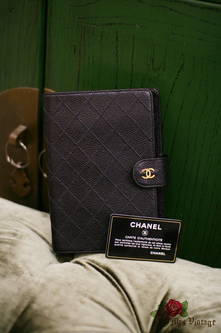 Chanel Tan Caviar Leather Gold Hardware Logo Zipper Pull Vintage Travel Bag