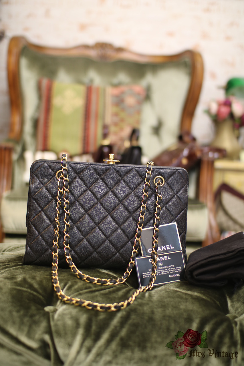 Chanel Black Caviar Quilted Pochette Shoulder Bag – como-vintage