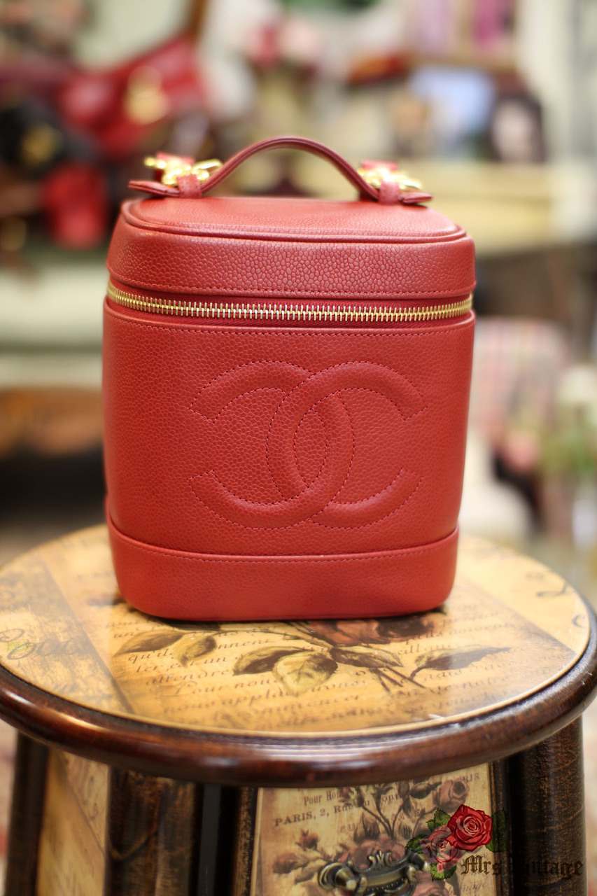 Leather vanity case Chanel Red in Leather - 36988305