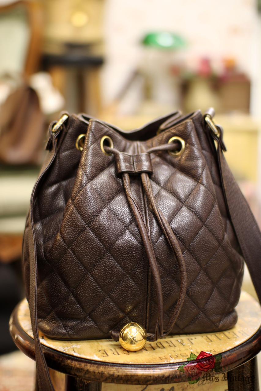 CHANEL vintage bucket bag in brown suede - VALOIS VINTAGE PARIS