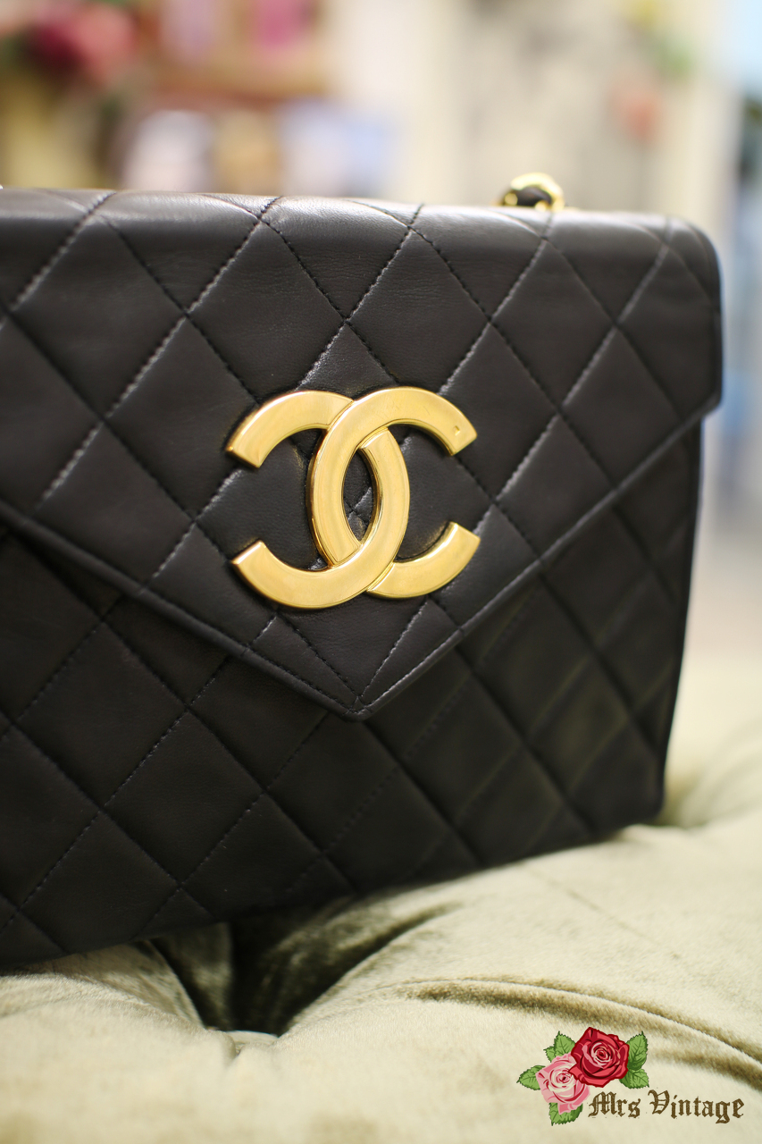 VINTAGE CHANEL ENVELOPE CLUTCH