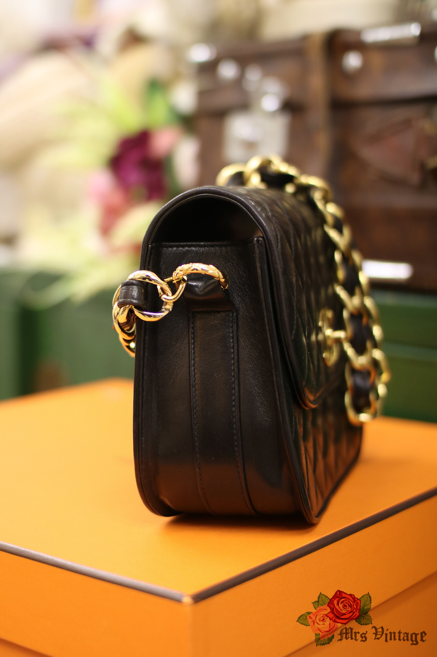 Vintage Chanel shoulder bag