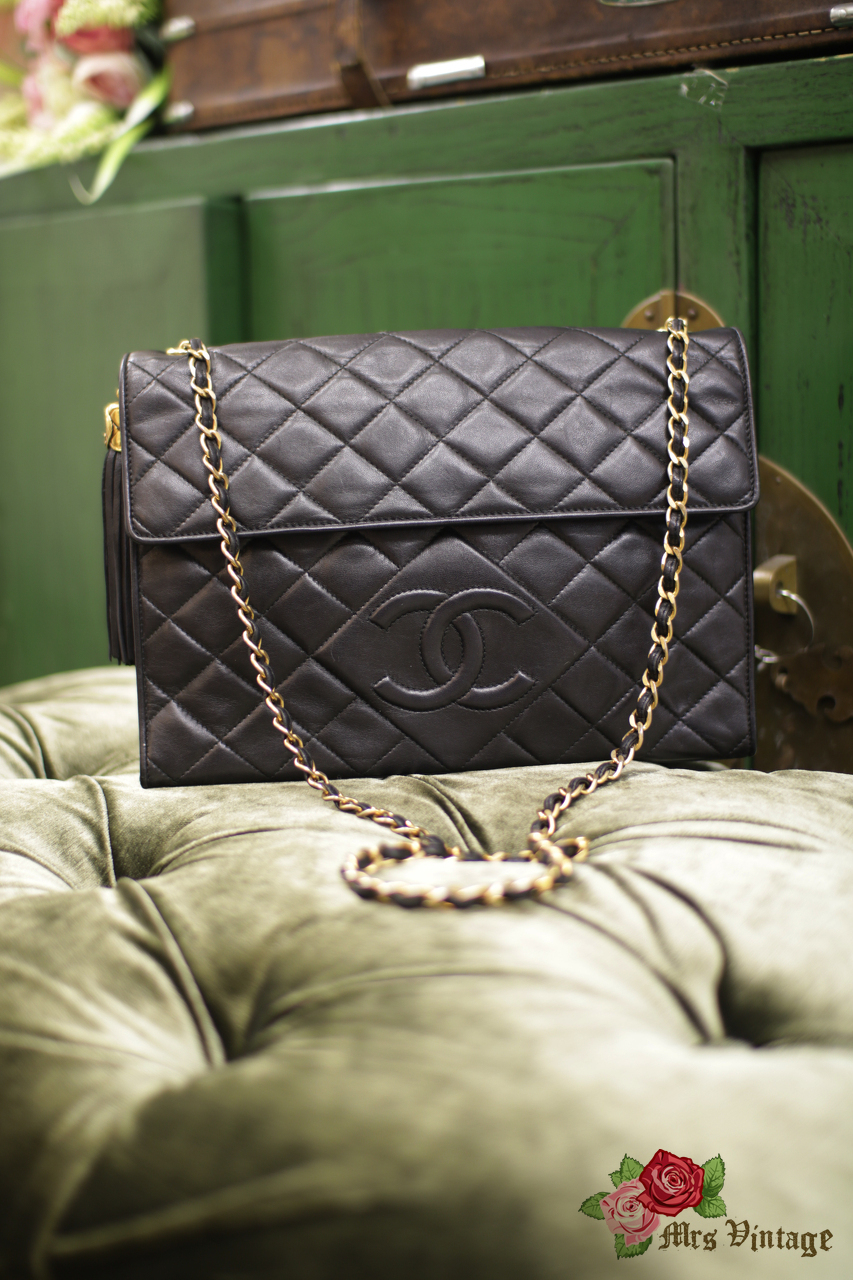 Chanel Vintage Black Matelasse Quilted Lambskin Leather Large CC Logo –  Amarcord Vintage Fashion