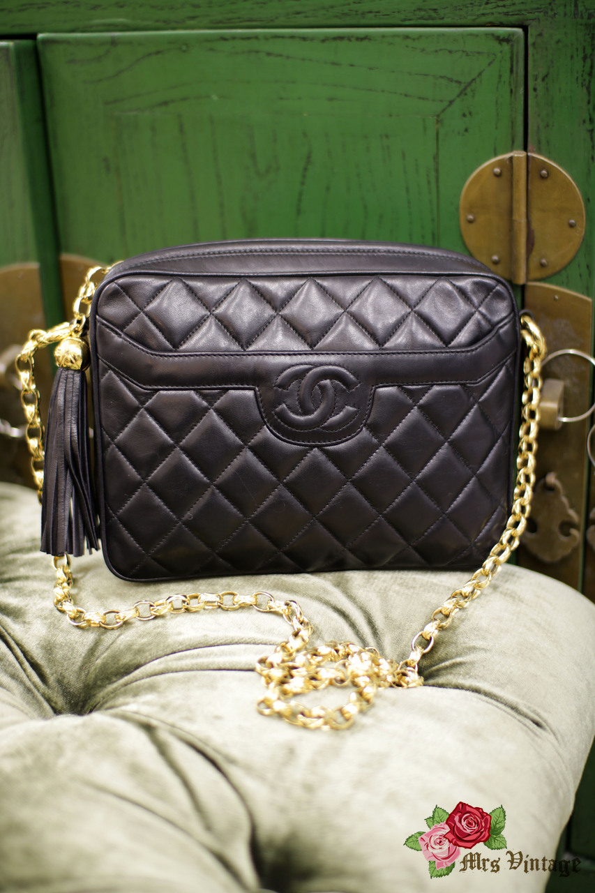CHANEL messenger bag in black quilted smooth leather - VALOIS VINTAGE PARIS