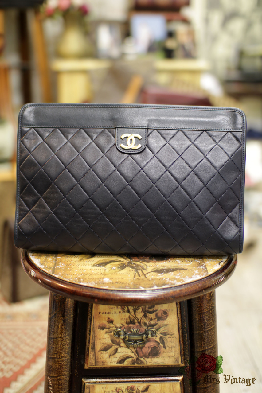 Chanel Vintage Navy Satin Evening Bag – Dina C's Fab and Funky Consignment  Boutique