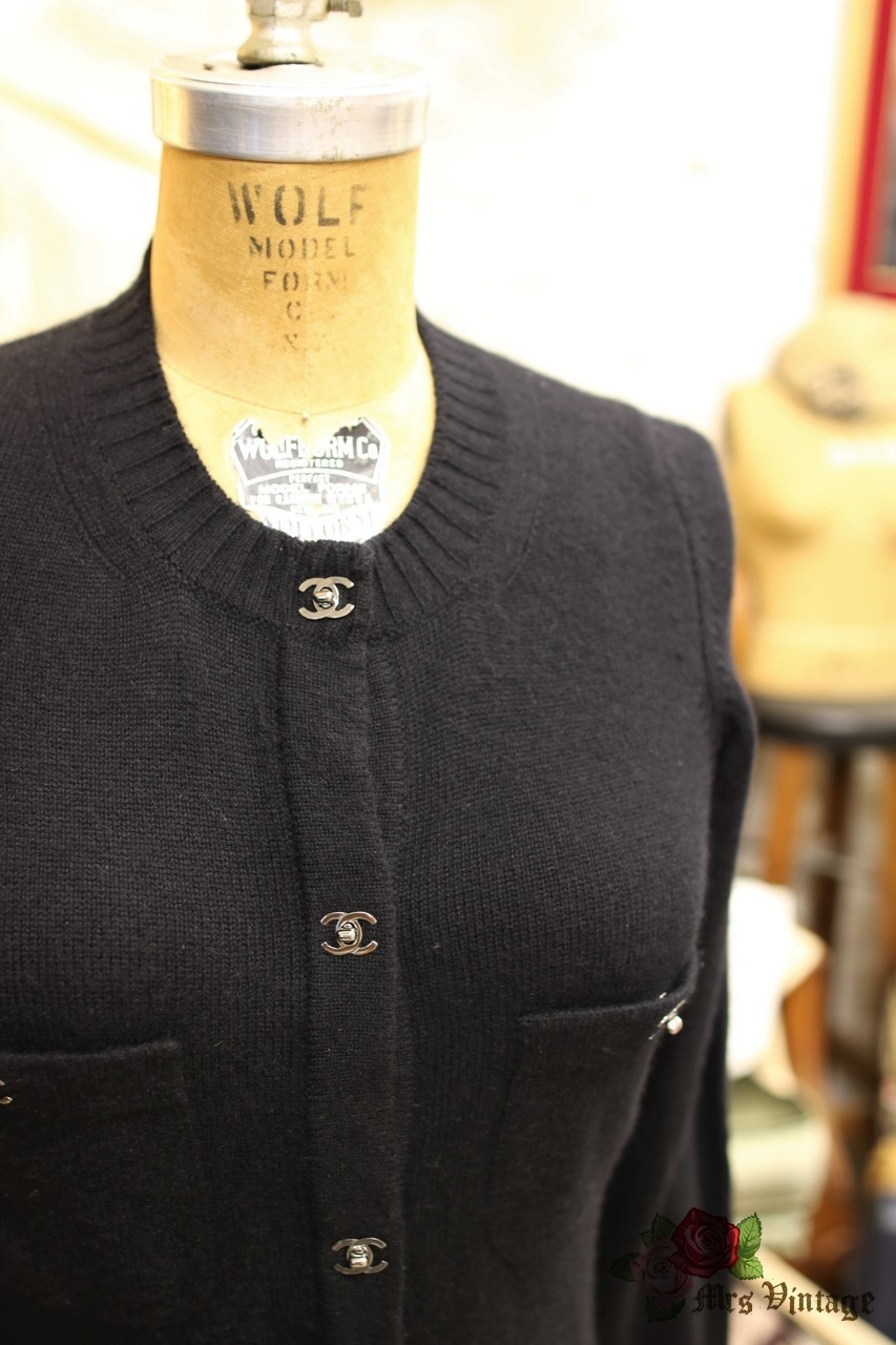 Pre Owned Chanel Black Cashmere Crew Neck Cardigan With Pretty