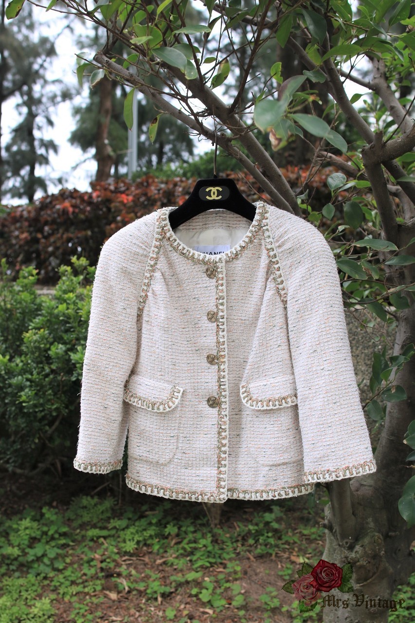 Pre Owned Chanel White Tweed Jacket FR34 2018 with Owl Chanel