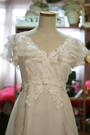 1970s Vintage Sweet Capelet V-Neck White Lace Wedding Dress SzS