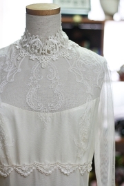 1970s Vintage Ivory Sheath with Short Train Lace Wedding Dress