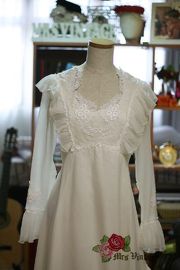 1970s Vintage Lace Off White V-Neck Wedding Dress Sz S/M