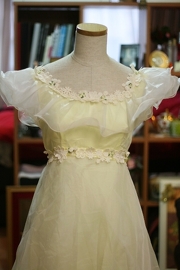 1970s Vintage Slight Yellow Capelet Wedding Gown Sz XS