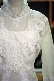 1970s White Wedding Gown L/XL