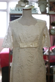 1960s Vintage Ivory Scalloped Lace Wedding Dress Size S