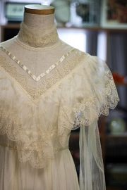 1970s Vintage Deep Ivory Lace Wedding Dress Sz S