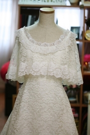 1970s Vintage Pure White Full Lace Capelet Wedding Dress
