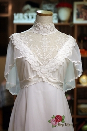 1970s Vintage White Capelet Lace Wedding Dress Sz XS/S