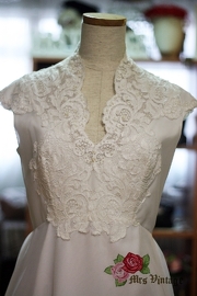 1980s Vintage Lace V-Neck Wedding Gown Sz M/L