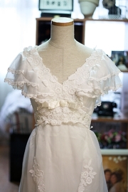 Vintage 1960's Sweet Capelet White Lace Wedding Dress Siz
