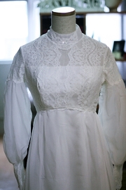 Vintage 1960s Lace Pure White Wedding Dress XS/S