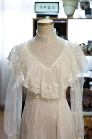 Vintage 1970's Lace Capelet Wedding Dress Size S/M