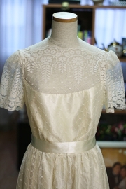 Vintage 1970's Sweet Scalloped Ivory Lace Wedding Dress S