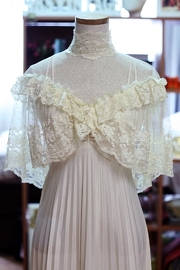 Vintage 1970s Cream Lace Capelet Wedding Dress XS/S (T