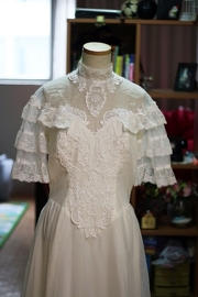Vintage Plunging Neckline lace Wedding Gown M/L