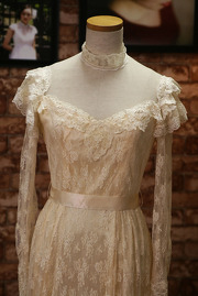 1970s Champagne Ivory Lace High Neck Romantic Wedding Gown Sz S/M