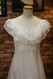 1970s White Lace Victorian Capelet Wedding Gown Size S/M