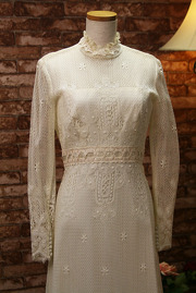 1970s High-Neck Lace Wedding Dress
