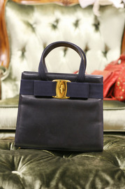 Vintage Salvatore Ferragamo Navy Leather Metal Chain Strap Calf Bow Shoulder Bag