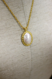 Vintage Beautiful Large Iridescent Cabachon Necklace 24