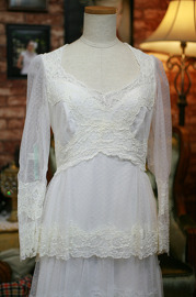 Vintage 1970s Off White Long Sleeves U neck Wedding Gown Sz M/L