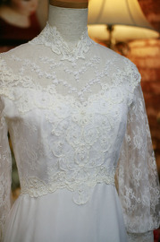 Vintage 1980s Ivory Spanish Lace Victorian Wedding Dress