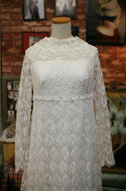 1960S Off-White Full Lace Beaded Long Sleeve with Cap Train at the Back Sz S