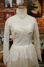 Beautiful Vintage 1940s Lace and Tulle Wedding Dress Ivory Tea Length Sz Small