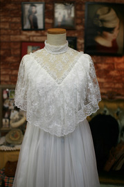 1980s White Lace Capelet Wedding Gown Sz M