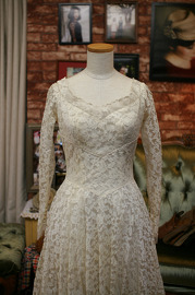 1940s Beautiful Ivory Taffeta and Lace Wedding Gown Bust 36 Inches