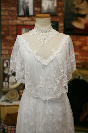 1970s Beautiful White Lace Capelet Dress Sz S/M
