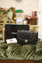 Vintage Chanel Black Caviar Quilted Leather Diana Bag Gold Chain CC