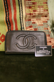 Vintage Signature Chanel Black Caviar Leather Zippy Wallet