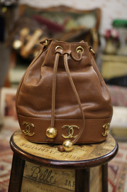 Vintage Chanel Medium Sized Honey Brown Caviar Leather Bucket Bag With Golden CC Logo At The Bottom With Original Pouch Inside