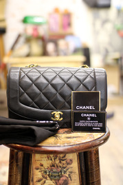 Vintage Chanel Classic Black Quilted Leather Shoulder Flap Bag 25cmVintage Chanel Classic Black Quilted Leather Shoulder Flap Bag 25cm