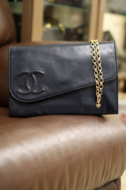Vintage Chanel Navy Clutch with Golden Chain Inside from Early 80s