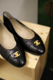 Vintage Chanel Black Leather Flats with Goldedn CC Turnlock Sz35 with Box