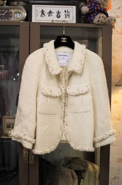 Beautiful Pre Owned Chanel Ivory Wool Chain-Trimmed Jacket FR42 Fits FR38/FR40 Gals