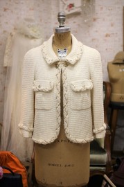 Beautiful Pre Owned Chanel Ivory Wool Chain-Trimmed Jacket FR42 Fits FR38/FR40 Gals